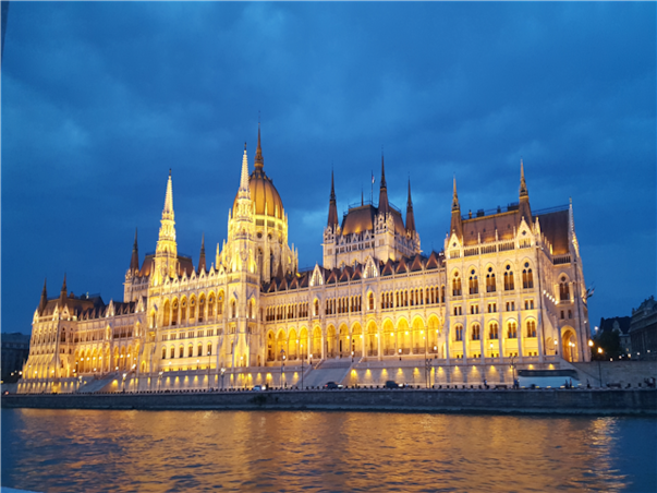 [비즈니스탑승] 동유럽 3국 9일 (체코/헝가리/오스트리아) ＜전 일정 4성호텔/ 크리스탈월드 입장포함 /프라하시내호텔1박 / 2대도시 자유시간＞